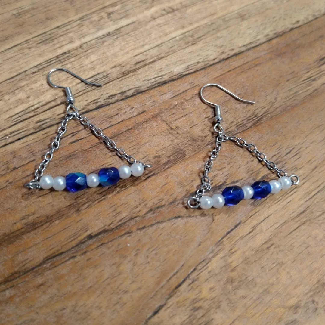 Nouveauté !
J'avais des perles chez moi et j'ai voulu proposer autre chose. 
Ça vous plaît ?

#bouclesdoreilles #perles #bijouxartisanaux #bijoux #bijouxcréateur #jewelry
