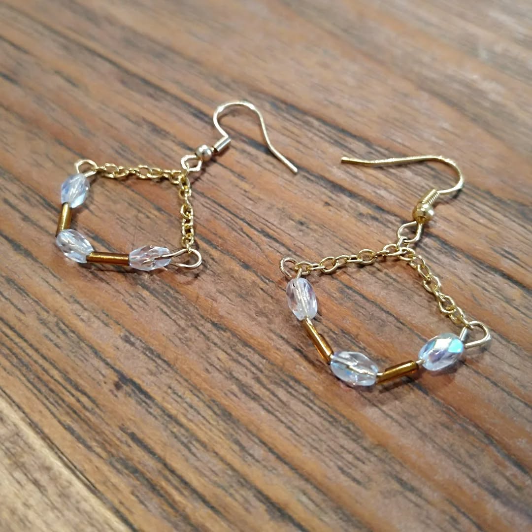 Et voici une autre paire de boucles d'oreilles en perles version doré !
Vous aimez ?

#bouclesdoreilles #bijouxartisanaux #bijouxcréateur #perles #bijouxdorés #jewelry