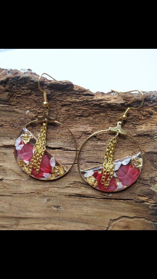 Un superbe mélange fleurs séchées, feuilles d'or et chaînes. 
Qu'en pensez vous, vous aimez ?

#bijouxartisanaux #bouclesdoreilles #jewelry #fleursséchées #creationartisanale #artisancreateur 
#handmade