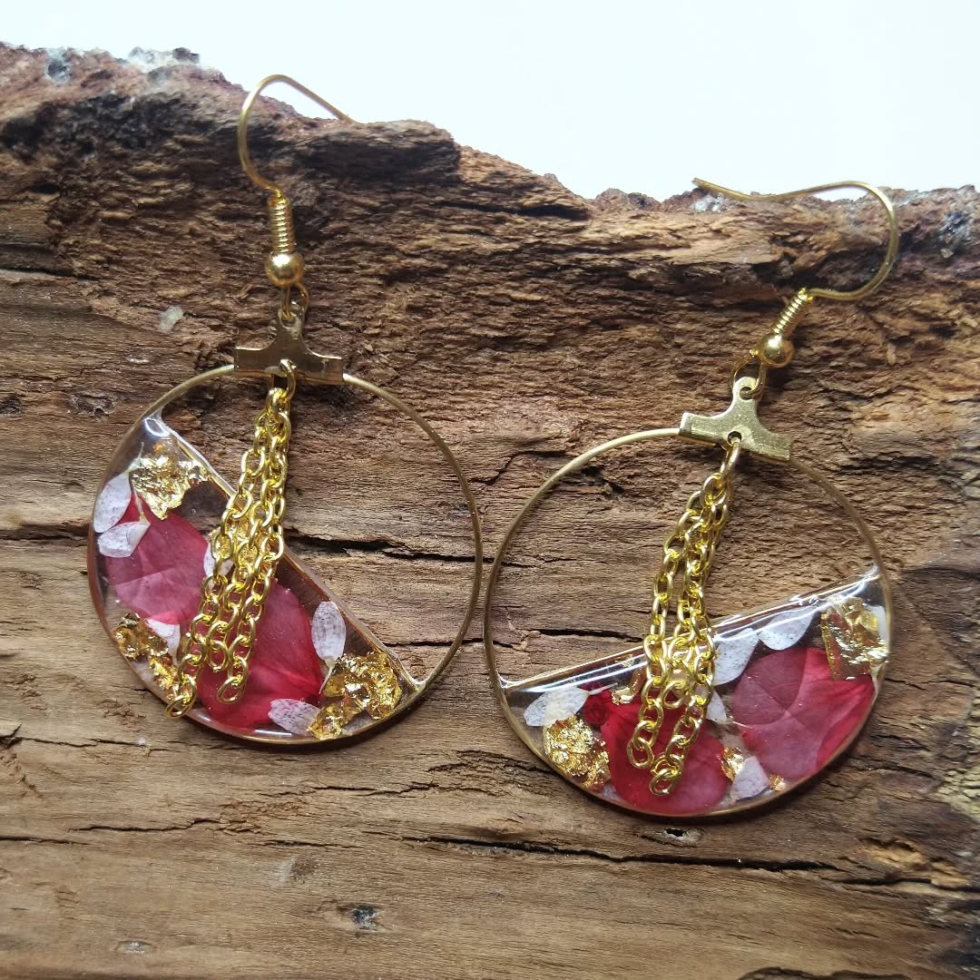 Un superbe mélange fleurs séchées, feuilles d'or et chaînes. 
Qu'en pensez vous, vous aimez ?

#bouclesdoreilles #bijouxartisanaux #artisancreateur #jewelry #jewelrycreator #jewelrylovers #fleursséchées #resineuv #feuillesdor