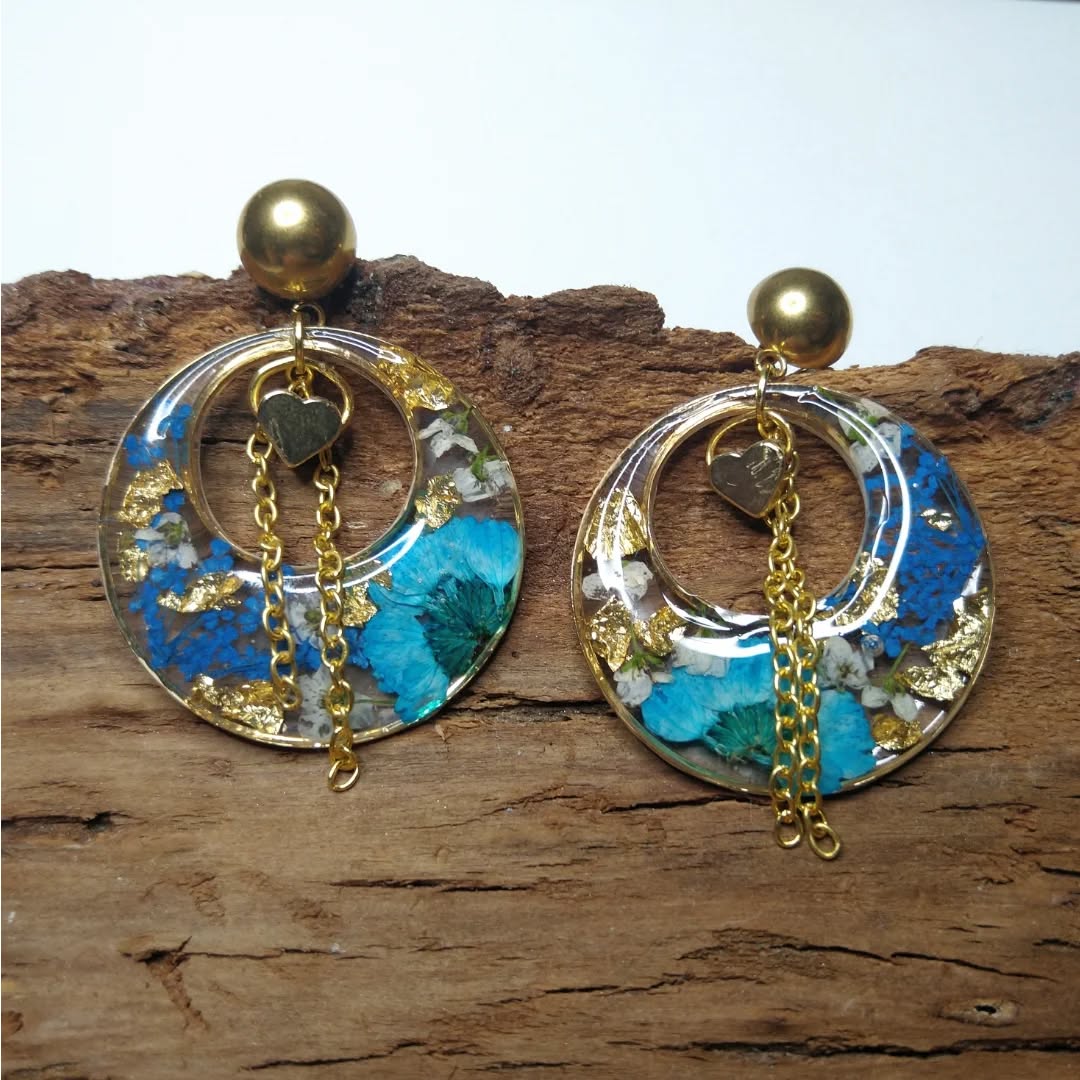 Boucles d'oreilles pendantes avec fleurs séchées bleues et feuilles d'or

#bijouxartisanaux #bouclesdoreilles #bijoux #bijouxcréateur #handmade #fleursséchées #feuillesdor