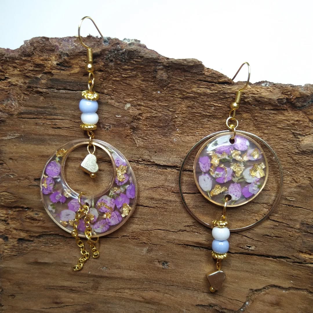 Boucles d'oreilles dorées asymétriques avec fleurs séchées violettes et perles.

Vous aimez les asymétriques ou vous préférez quand c'est les même ?

#bouclesdoreilles #bijouxartisanaux #bijouxdecreateurs #bijouxcréateur #bijoux #jewelry #handmade #fleursséchées