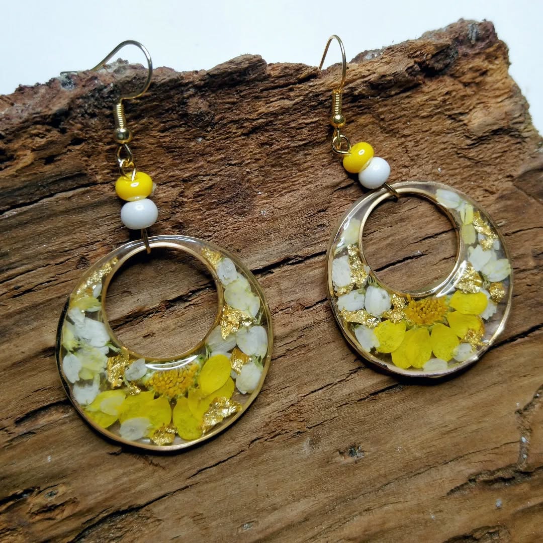 Nouvelles paire de boucles d'oreilles dorées avec fleurs séchées jaune, feuilles d'or et perles.

#bouclesdoreilles #bijouxartisanaux #bijouxcréateur #handmade #fleursséchées #bijoux