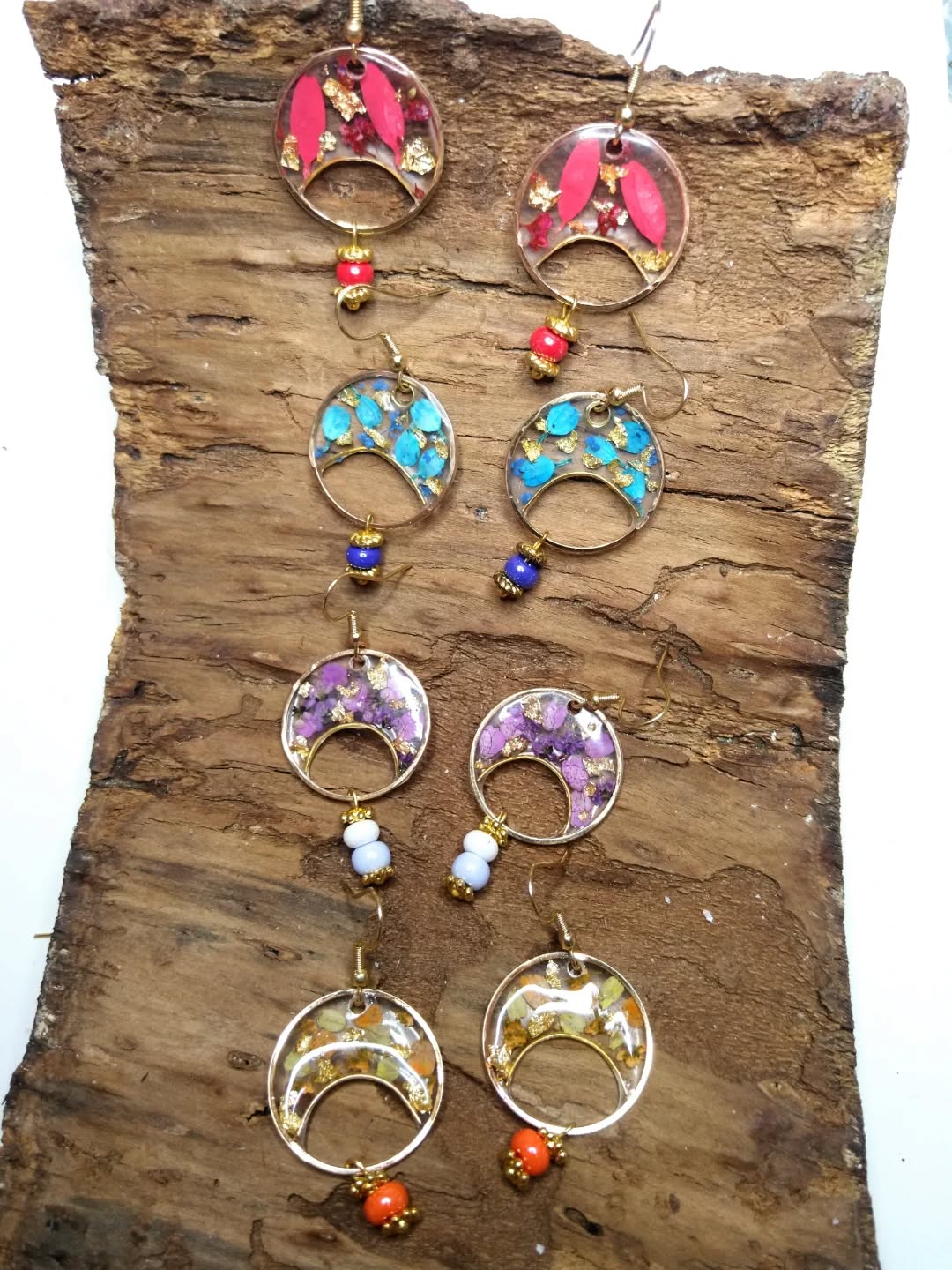 Boucles d'oreilles avec inclusion de fleurs séchées et feuilles d'or, perles.
Coloris possibles : rouge, bleu, violet, orange

#bouclesdoreilles #jewelry #bijouxartisanaux #creationartisanale #createurbijoux #fleursséchées #handmade
